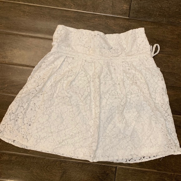 Bebe laced flared skirt - Picture 2 of 4